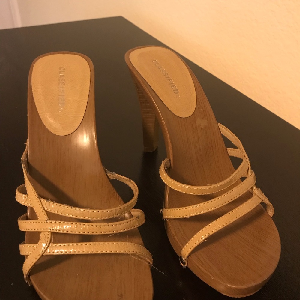 Natural/Tan Heels